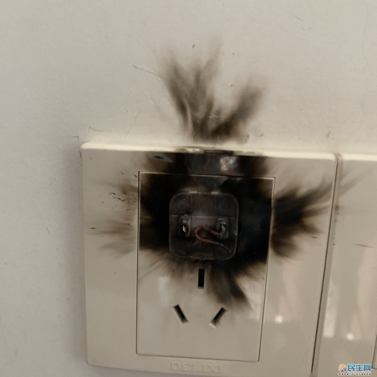 手机在充电,突然就爆炸了!吓了我一跳