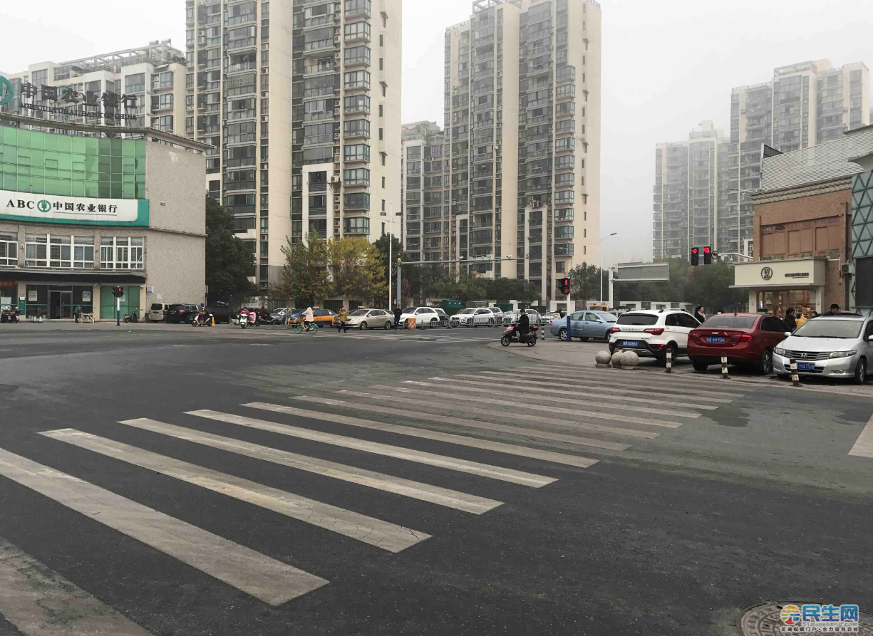 花津路与商业街路口红绿灯"重新上岗",交通秩序恢复