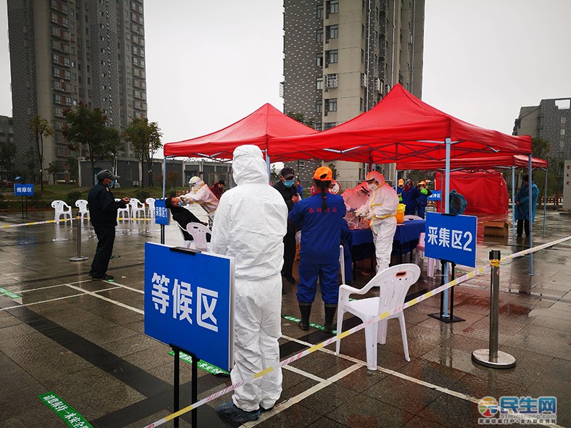 芜湖一小区百余名居民排队进行核酸检测
