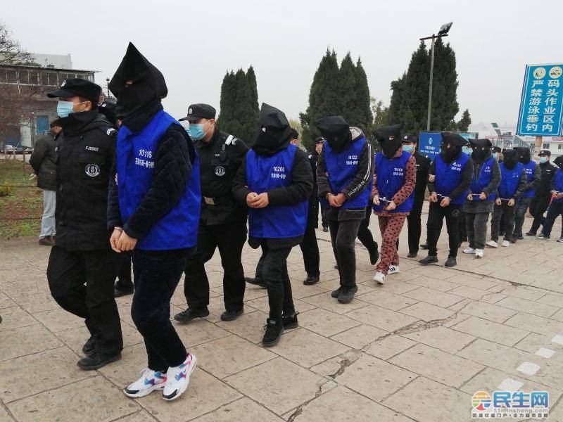 镜湖区街头:9名罪犯被戴上头套手铐,公安成功摧毁犯罪