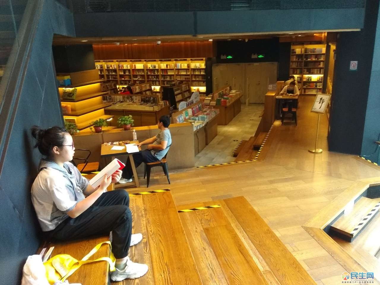 图播芜湖银泰城新华书店内外环境