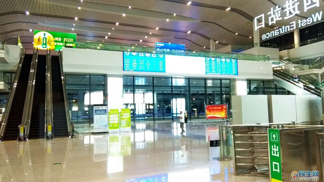 芜湖火车站实行新的防疫措施后旅客大幅减少