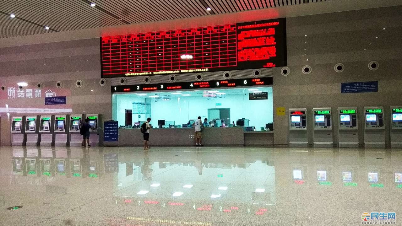 芜湖火车站实行新的防疫措施后旅客大幅减少