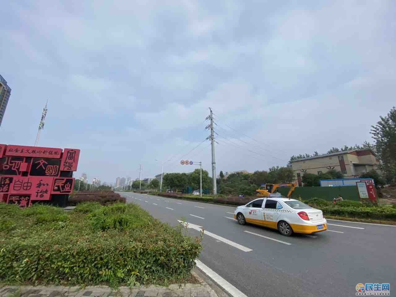 芜湖过江隧道真的来了大工山路的树开始移栽