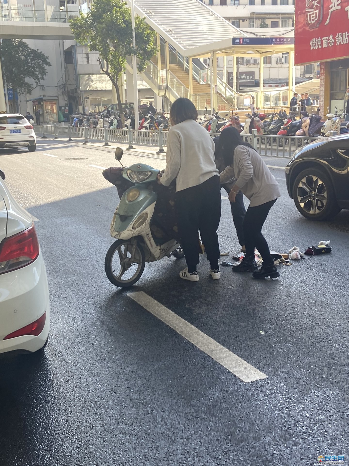 突发刚刚九华中路二街路口电动车交通事故