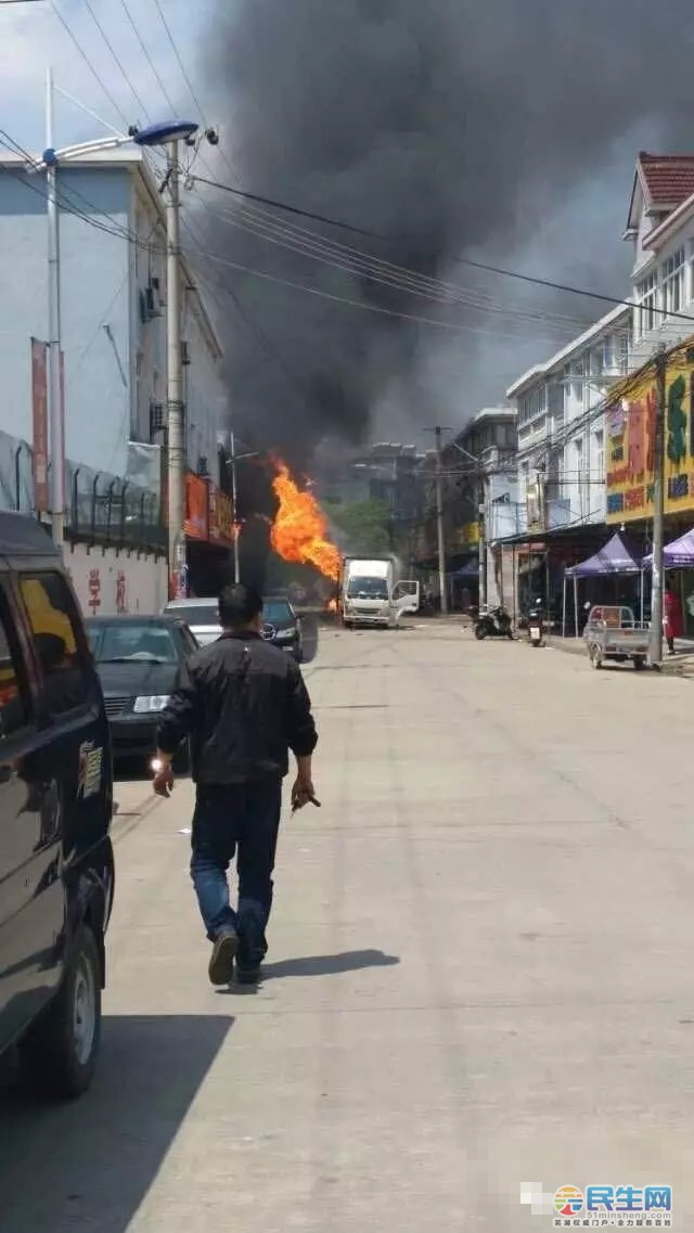 當塗縣石橋鎮小型貨車發生爆燃 其場面