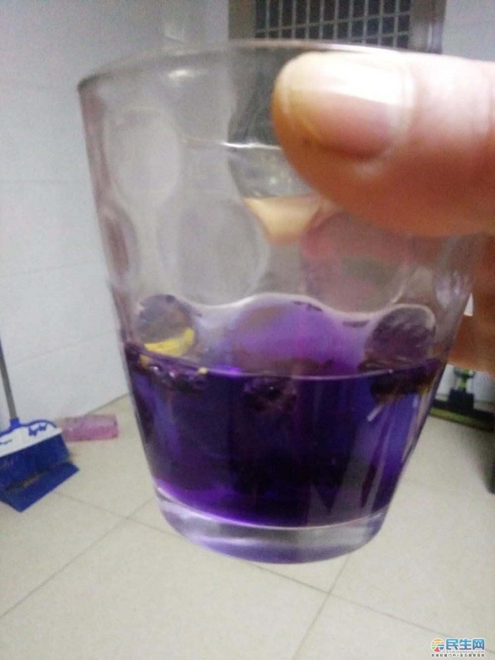 我妈网上买了黑枸杞,泡出来的水是蓝色紫色的,这是正常的吗?