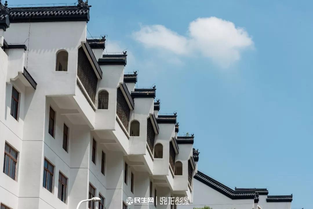 可以追溯到宋代建筑芜湖县城墙时开始 距今八百多年历史 十里长街其实