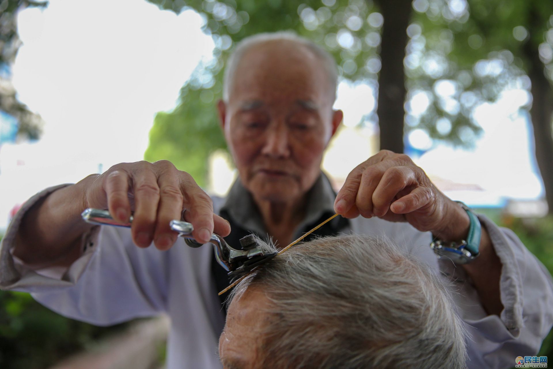 芜湖老体育场门口的街边剃头匠