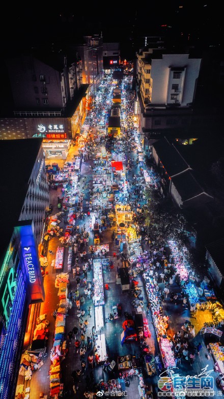 安徽合肥淮河路步行街摆摊现场变身夜市一条街烟火气十足