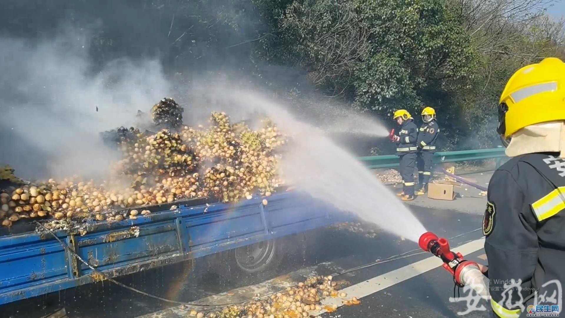 貨車在蕪湖高速路段突燃大火 這個東西散落一地,讓人可惜