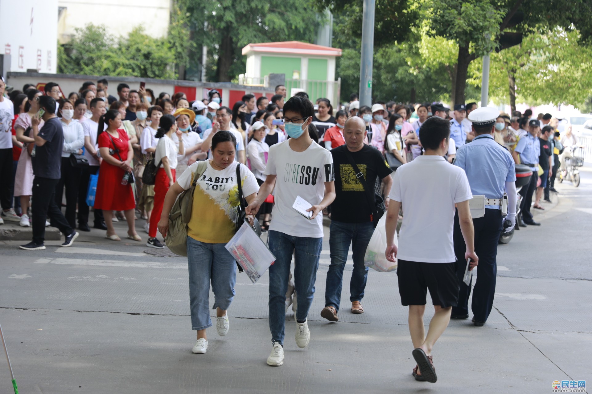 直击2021芜湖高考首日各考场实况祝29082名考生金榜题名