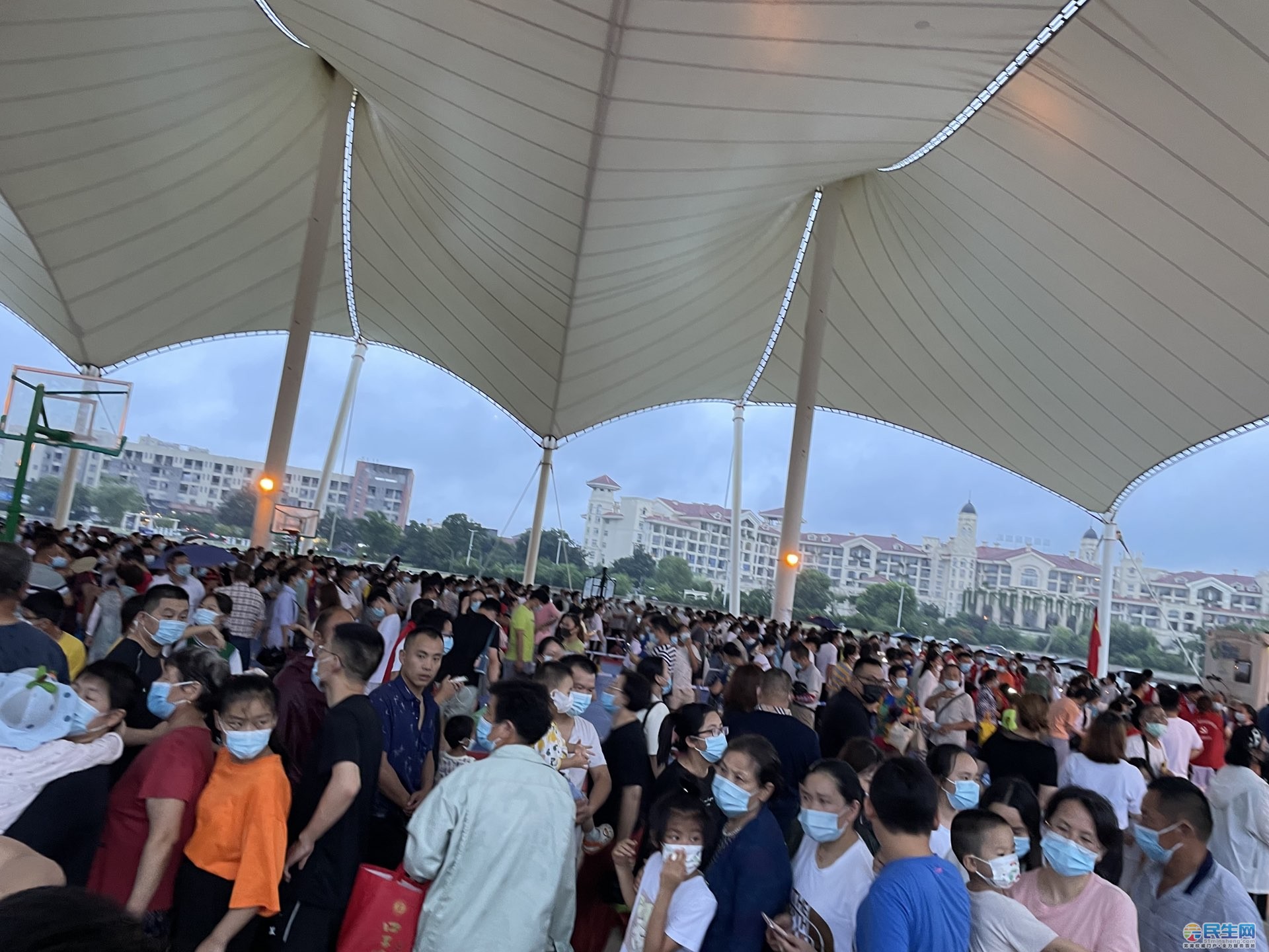芜湖一小区已开始全员核酸检测居民在广场上排起长队