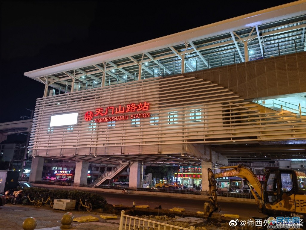 实拍芜湖轨道交通1号线:部分车站出入口已安装指示牌