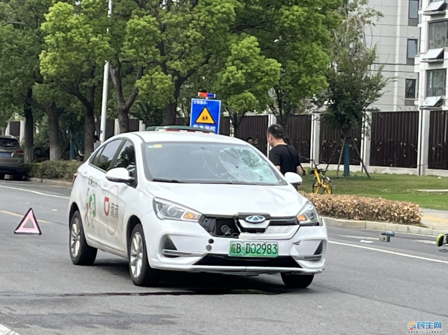 一輛滴滴網約車撞飛電動自行車 - 民生茶座 - 蕪湖民生網 - 蕪湖人